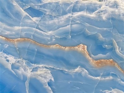 सोने की नसों वाले संगमरमर स्लैब के साथ नीला गोमेद